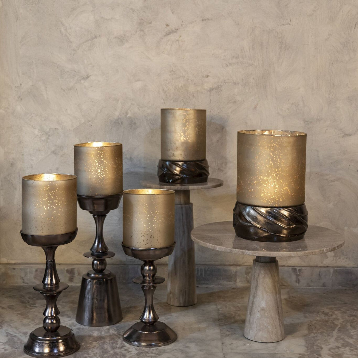 Eliviana Brass Casted Alu Stormlight Beige Glass L van PTMD, messingkleurig windlicht in een sfeervolle interieursetting