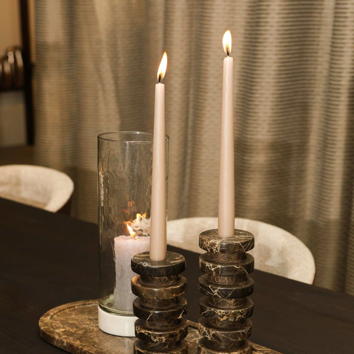 Eris Plateau Marmer Donkerbruin Ovaal Small van PTMD gestyled als decoratie in de woonkamer