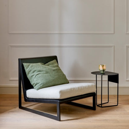 Fauteuil Vanta Loungestoel Metaal Zwart van Pomax, in een sfeervol interieur met lichte wanden