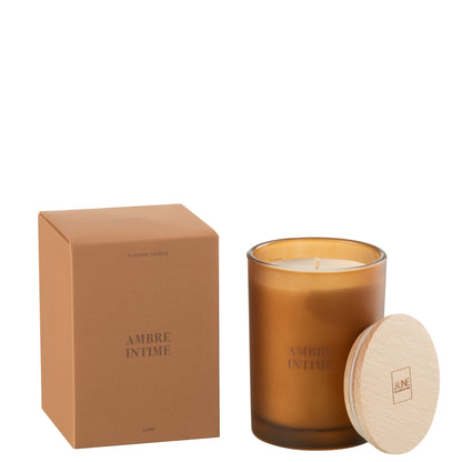 Geurkaars Accords Essentiels Ambre Intime 38 Uur van J-Line, okerkleurige glazen pot met houten deksel naast de geschenkdoos