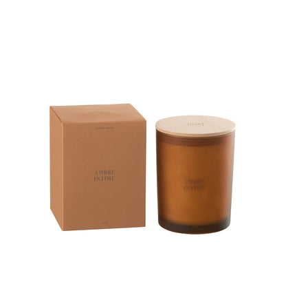 Geurkaars Accords Essentiels Ambre Intime 52 Uur van J-Line, gesloten kaarspot en doos op witte achtergrond