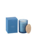 Geurkaars Accords Essentiels Embruns Marins 38 Uur van J-Line, blauwe glazen pot met houten deksel naast de geschenkdoos