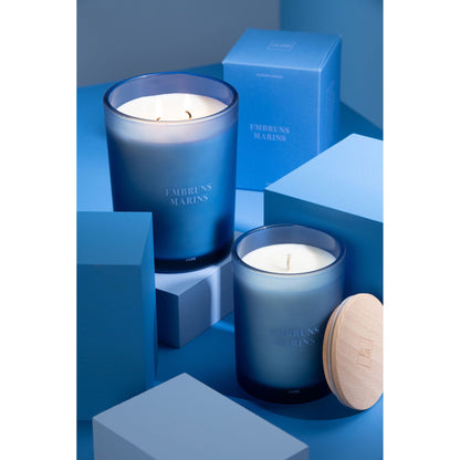Geurkaars Accords Essentiels Embruns Marins 38 Uur van J-Line op decoratieve blokken in een warme sfeerfoto