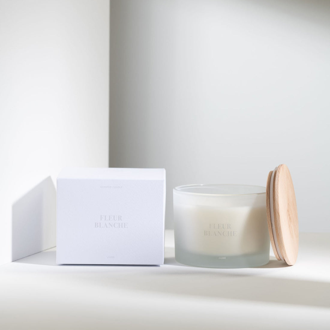 Geurkaars Accords Essentiels Fleur Blanche 28 Uur van J-Line met bijpassende doos in een sfeervolle witte setting