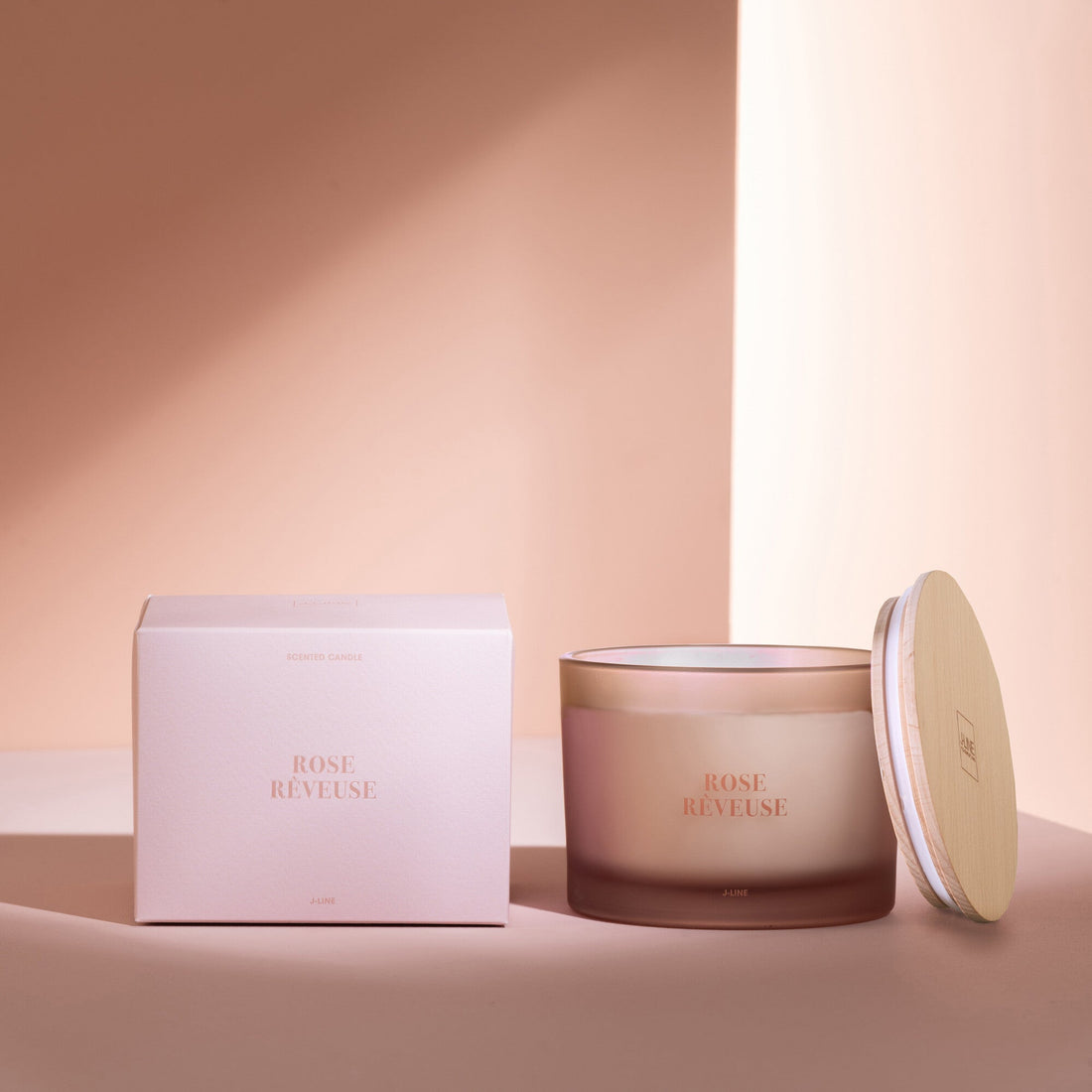 Geurkaars Accords Essentiels Rose Rêveuse 28 Uur van J-Line met bijpassende doos in een sfeervolle roze setting