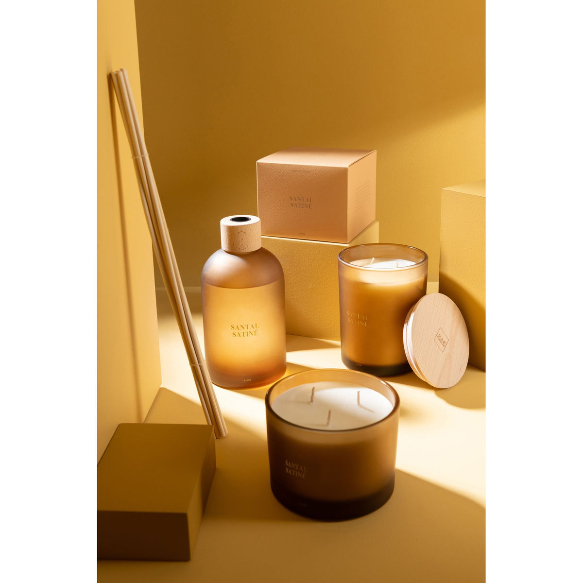 Geurkaars Accords Essentiels Santal Satiné 28 Uur van J-Line samen met bijpassende geurstokjes uit de Santal Satiné lijn