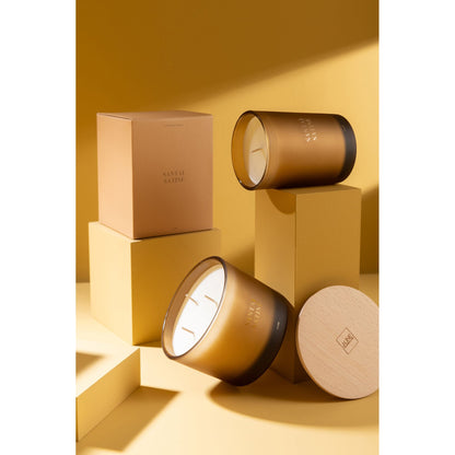 Geurkaars Accords Essentiels Santal Satiné 38 Uur van J-Line op decoratieve blokken in een warme sfeerfoto