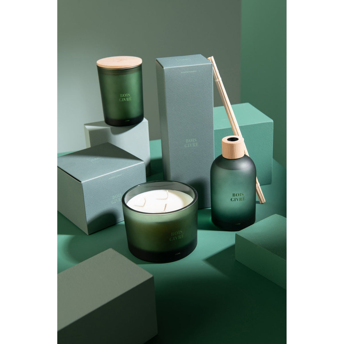 Geurstokjes Accords Essentiels Bois Givré 250ml van J-Line samen met bijpassende geurkaars uit de Bois Givré lijn