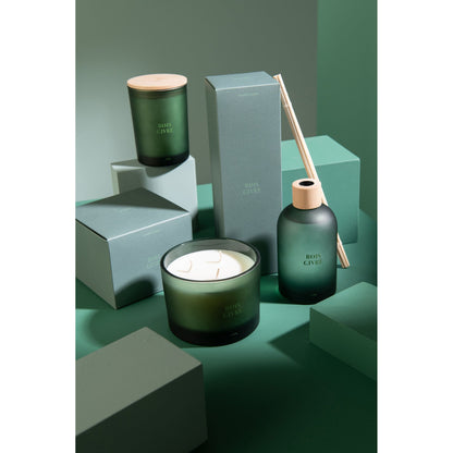 Geurstokjes Accords Essentiels Bois Givré 250ml van J-Line samen met bijpassende geurkaars uit de Bois Givré lijn