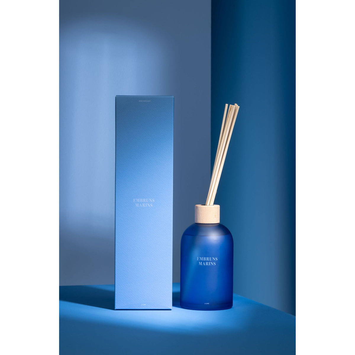 Geurstokjes Accords Essentiels Embruns Marins 550ml van J-Line met bijpassende doos in een sfeervolle blauwe setting
