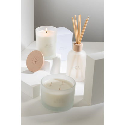 Geurkaars en geurstokjes Accords Essentiels Fleur Blanche van J-Line samen gestyled