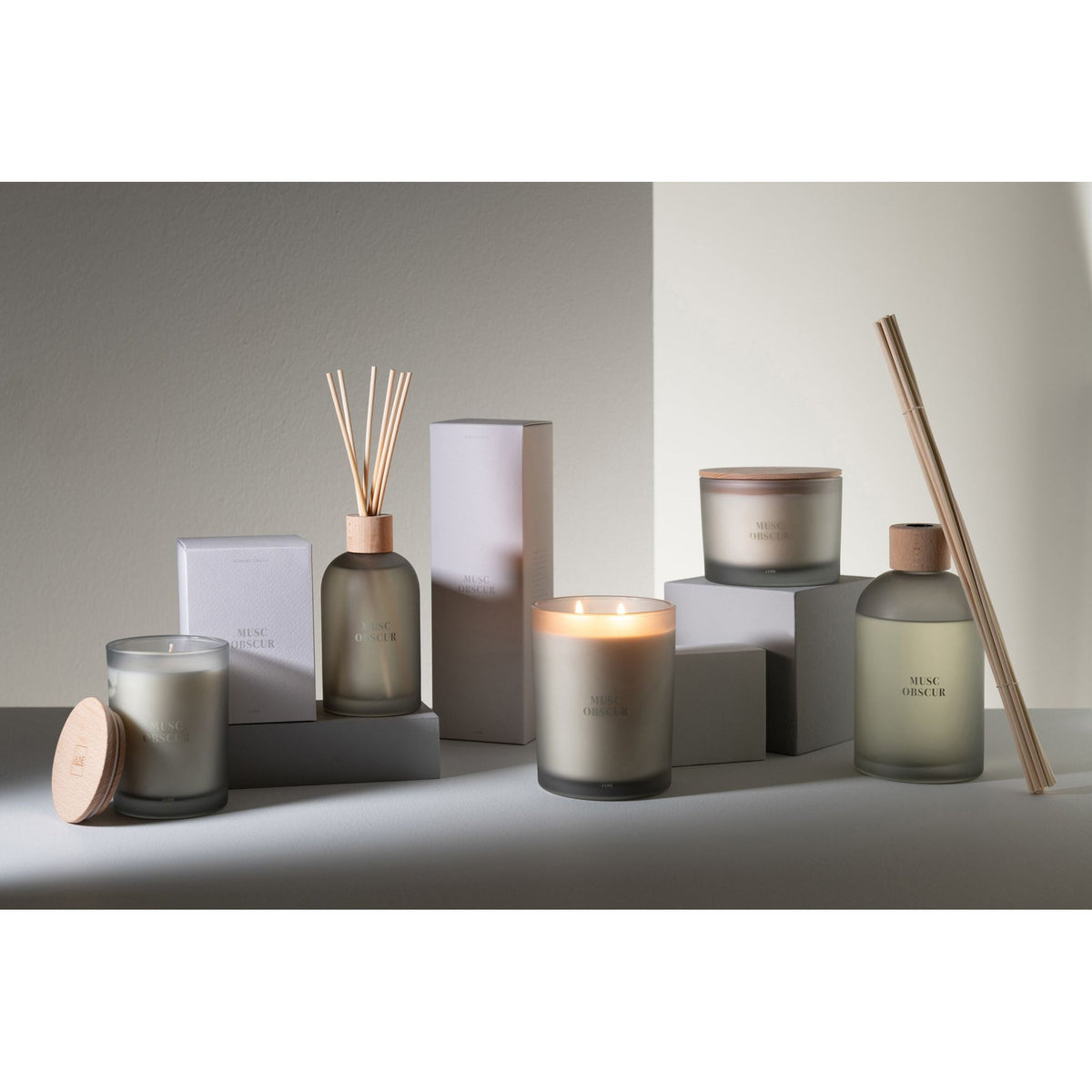 Complete Accords Essentiels Musc Obscur collectie van J-Line met geurkaarsen en geurstokjes