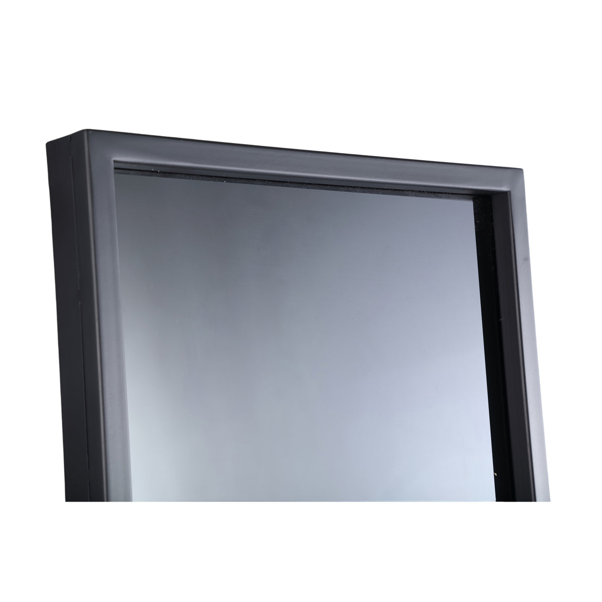 Detail van de Gracy spiegel van PTMD, bovenrand van het zwarte frame met rookgrijs spiegelglas