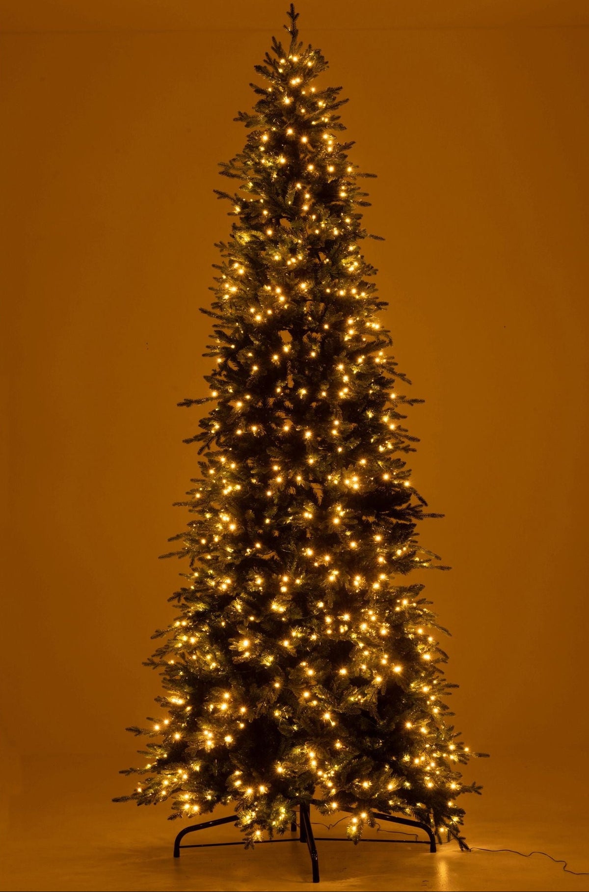 Kerstboom 900 Led Kunstmatig Donkergroen Large H320cm van J-Line, vanuit een andere hoek gefotografeerd
