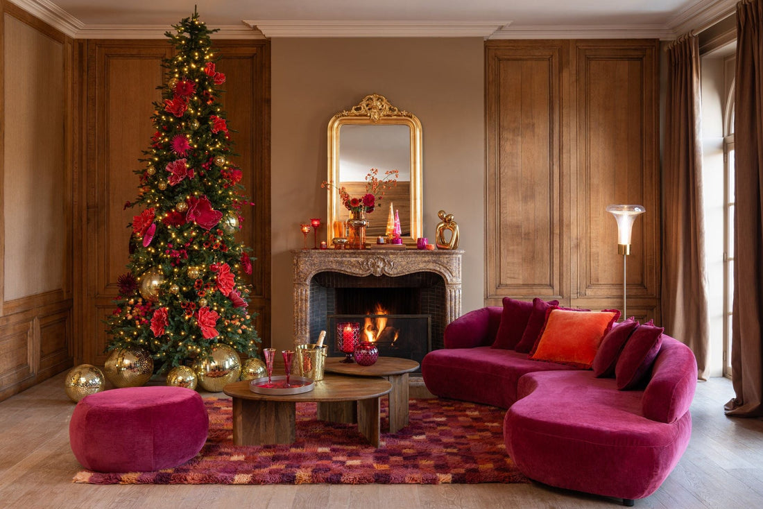 Kerstboom 900 Led Kunstmatig Donkergroen Large H320cm van J-Line, donkergroene kerstboom, in een feestelijk gestylede setting