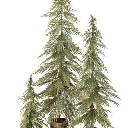 Twee slanke kerstbomen van J-Line op houten voet in een warme houten omgeving