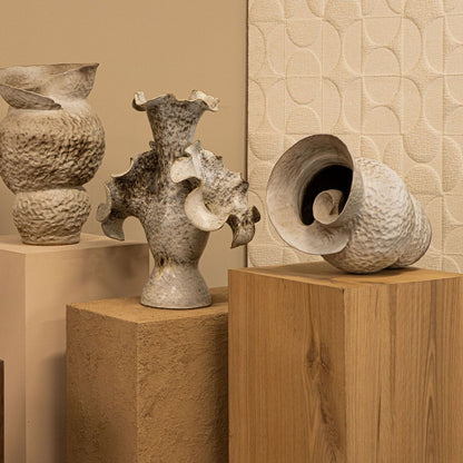 Kery vaas van PTMD gestyled op een tafel, crèmekleurige sculpturale vaas