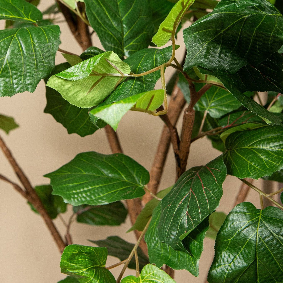 Groene kunstboom van PTMD als sfeerbeeld in een licht interieur