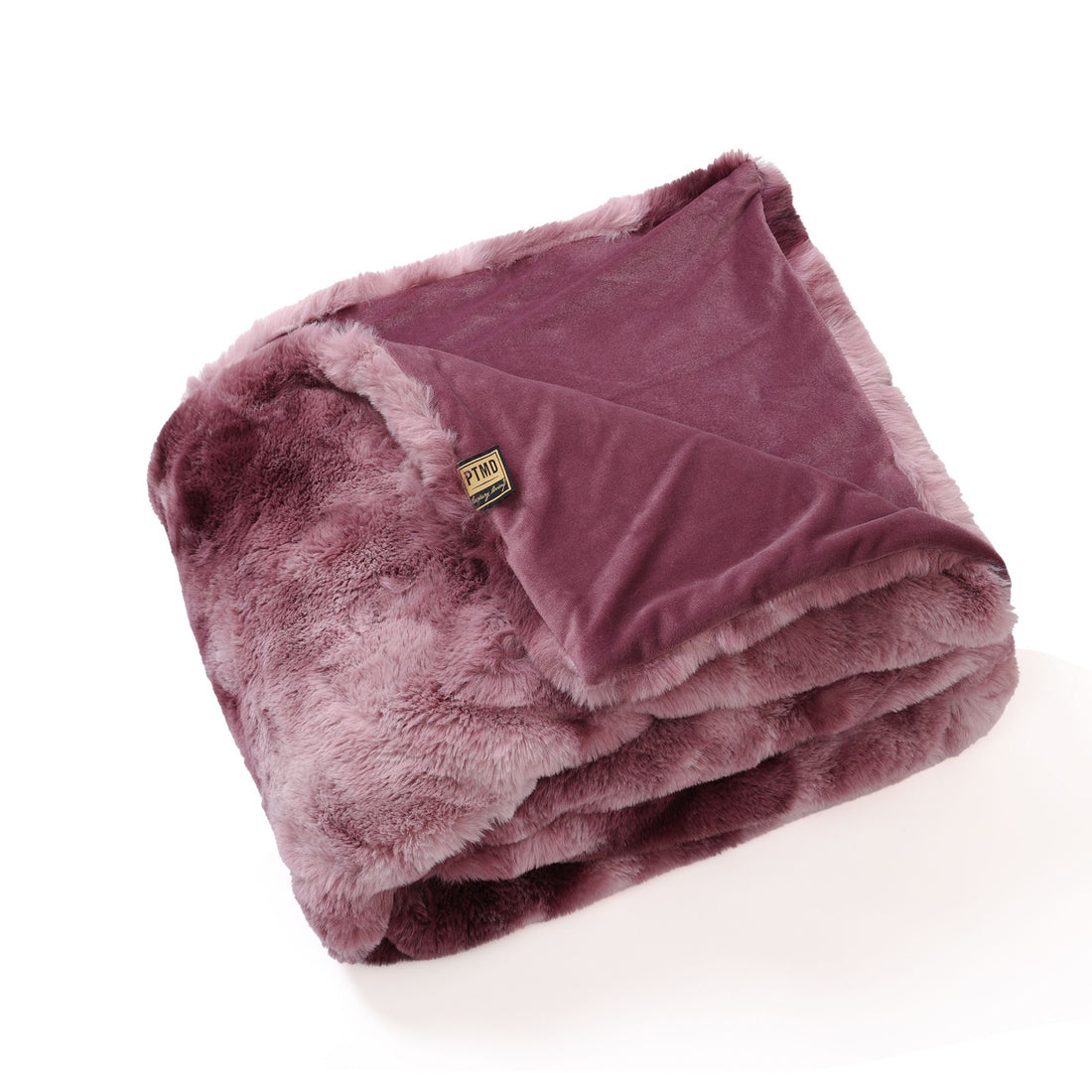 Linde Plaid Burgundy Fluweel 150x200cm van PTMD, opgevouwen burgundy faux fur plaid op witte achtergrond