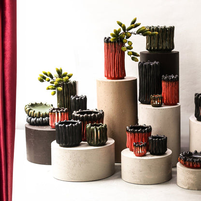 Luci Dark Green Ceramic Pot Ribbed Round XL van PTMD in een sfeervolle interieursetting