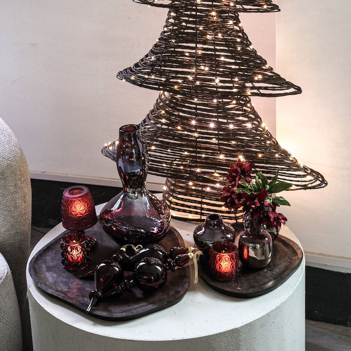 Lucis Kerstboom LED Donkerbruin XL van PTMD, verlichte kerstboom in rotan look op een bijzettafel