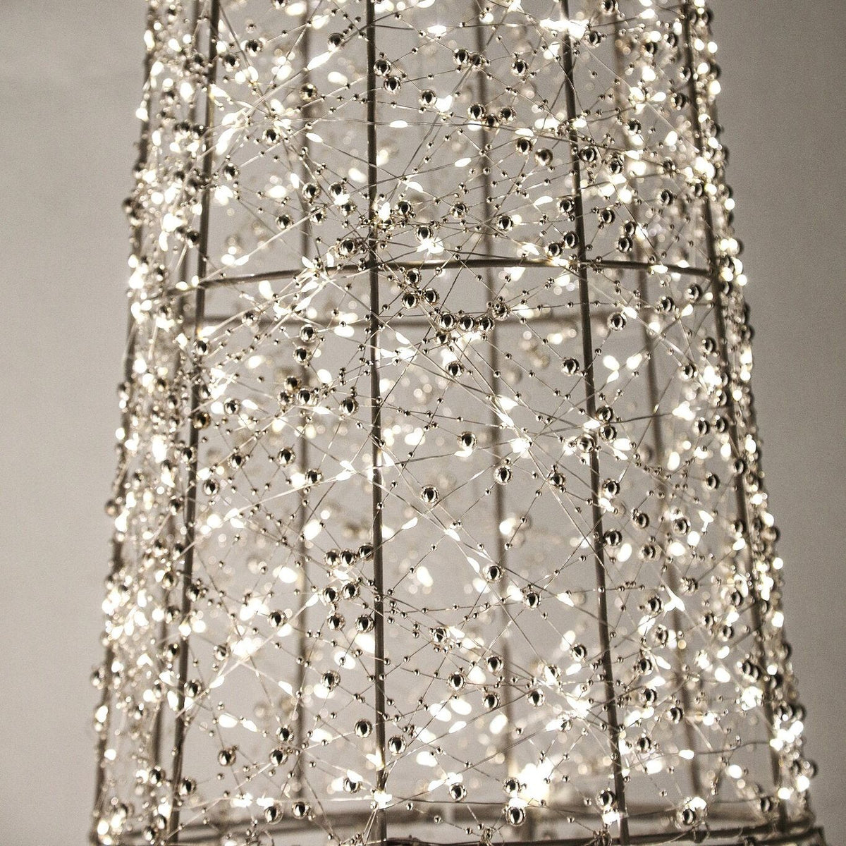 Misk Kegelkerstboom LED Medium van PTMD, close up van de verlichte kegelkerstboom met kraaltjes