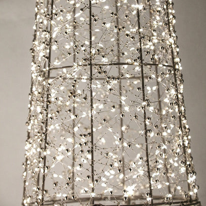 Misk Kegelkerstboom LED XS van PTMD, close up van de verlichte kegelkerstboom met kraaltjes