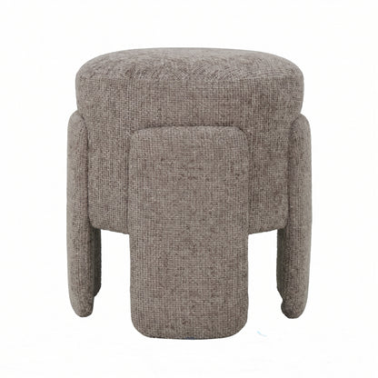 Pico Poef Stof Taupe Rond Legacy van PTMD, compacte ronde poef in taupe stof op witte achtergrond