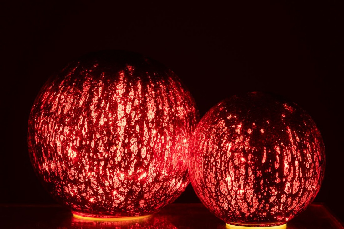 Kulista bombka LED z pękniętym szkłem, świąteczna czerwona, zestaw 2 szt. J-Line