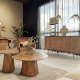 Salvator salontafels in Pecan in een woonkamer met dressoir en spiegel