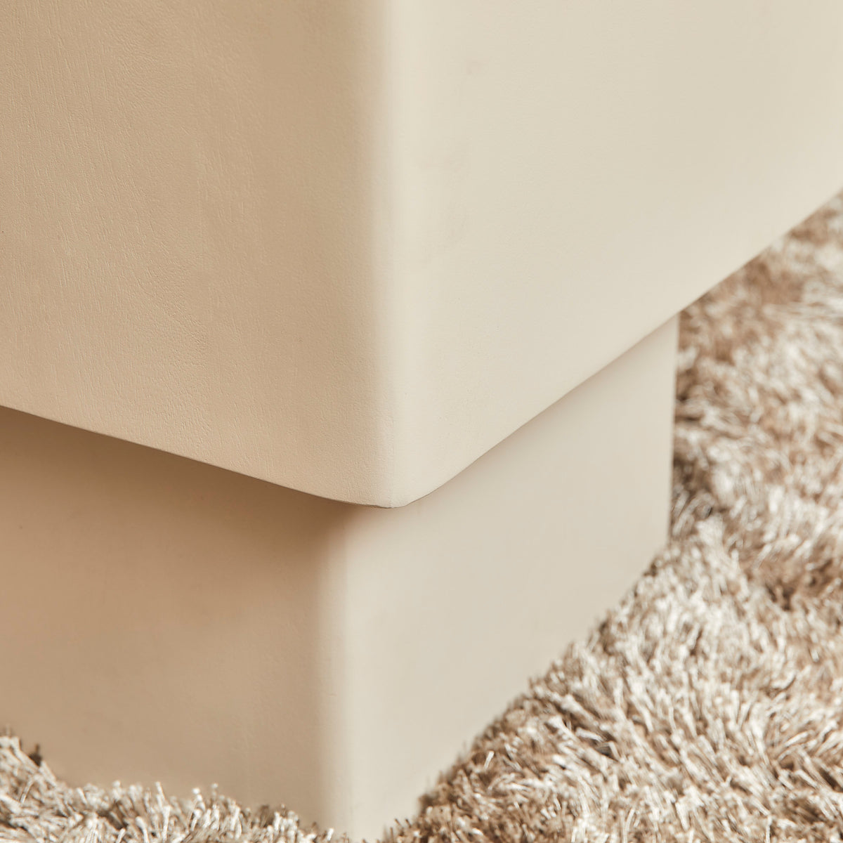 Salontafel Saya van Starfurn schuin van opzij, met zicht op de vierkante vorm en de hoogte van 51 cm