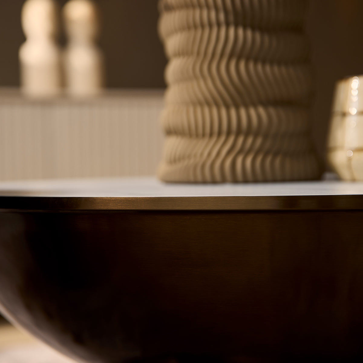 Salontafel Ava met marmeren blad en goudkleurig onderstel, de grote tafel van 75 bij 75 cm