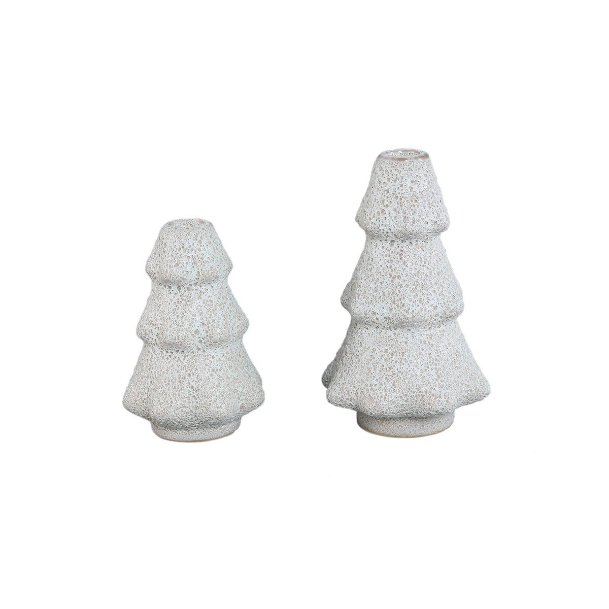 Set Van 2 Malin Kandelaars Kerstboom Keramiek Wit Hoekig van PTMD, de complete set met beide kandelaars naast elkaar op witte achtergrond