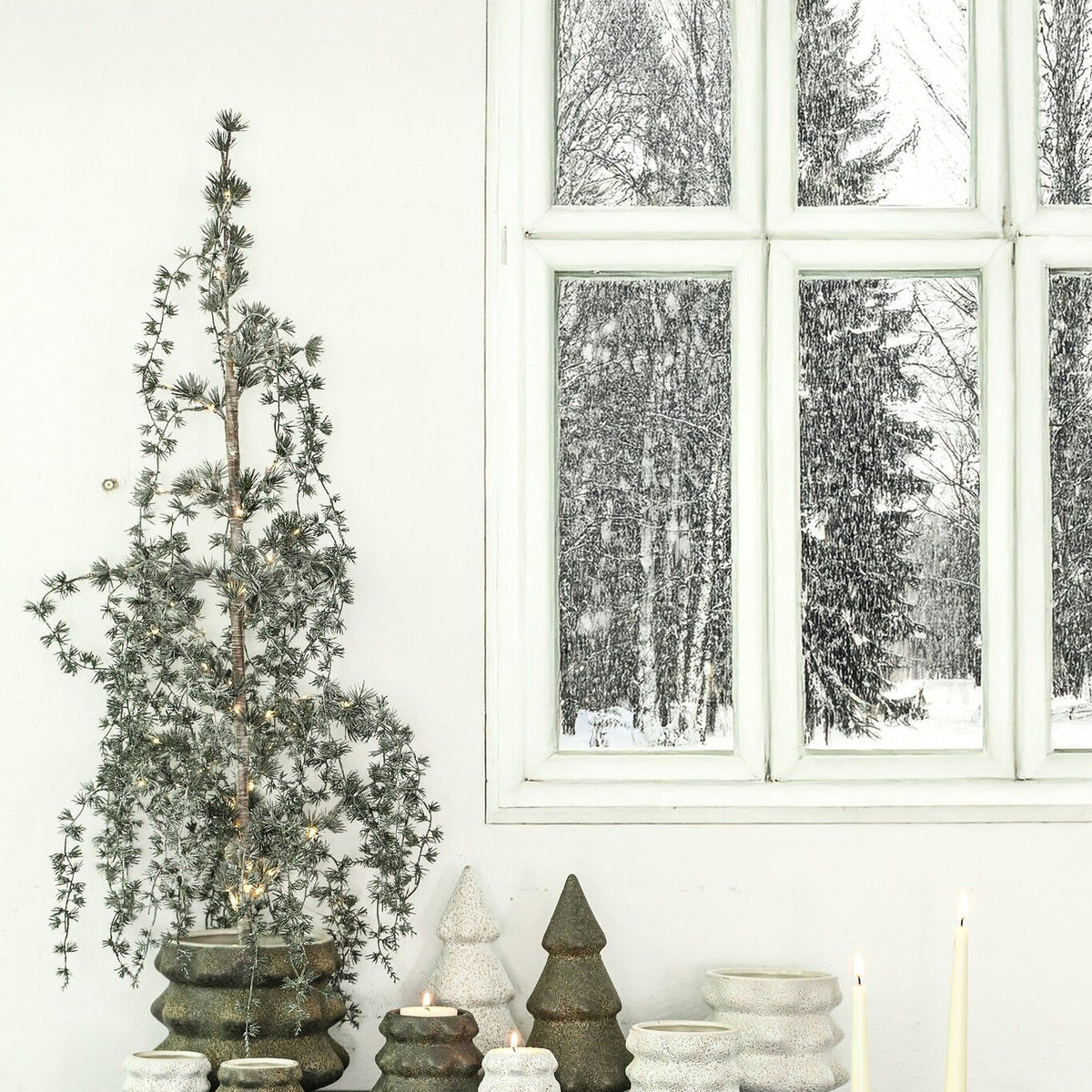 Set Van 2 Malin Kerstbomen Keramiek Groen Ruw van PTMD, sfeerbeeld met keramieken kerstboompjes op een donkergroene kast