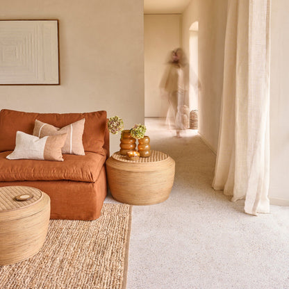 Set Van 2 Salontafels Tambou Rotan Naturel van Pomax, sfeerbeeld met styling in huis