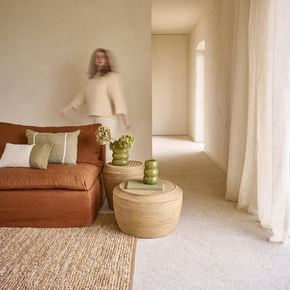 Set Van 2 Salontafels Tambou Rotan Naturel van Pomax, gestyled met decoratie in een warm interieur