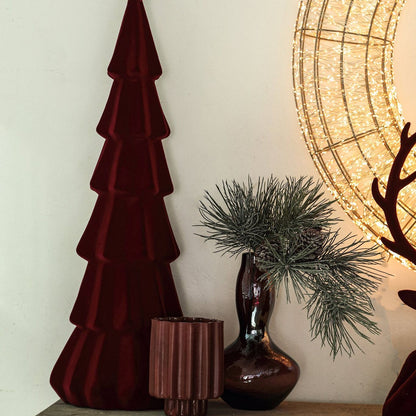 Set Van 2 Yule Kerstbomen Gelaagd Fluweel Bordeaux van PTMD, sfeerbeeld met de bordeaux kerstboom als kerstdecoratie