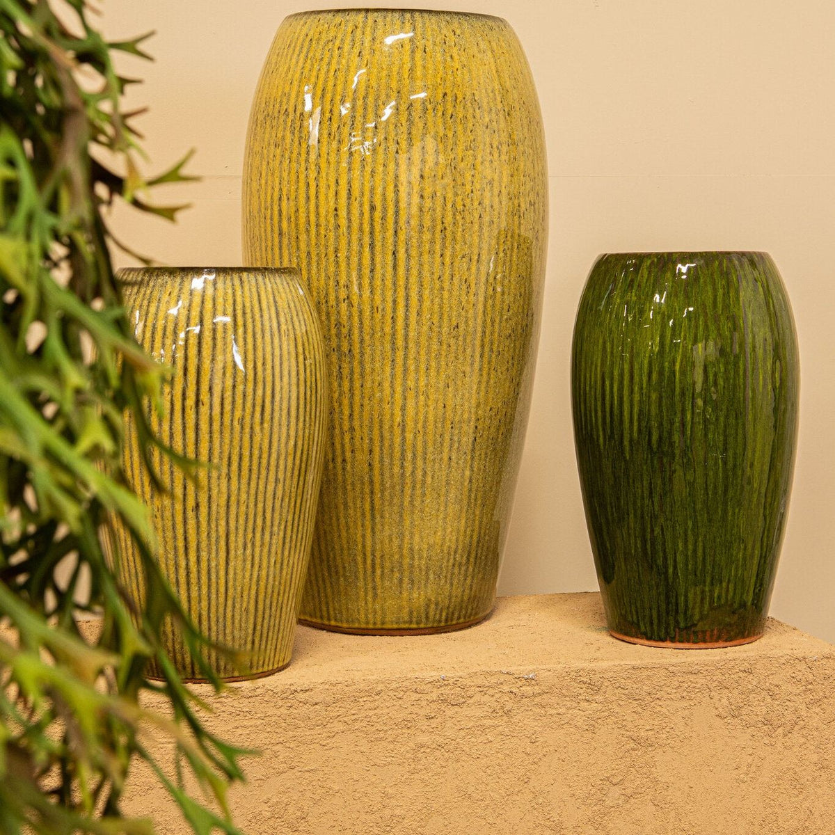 Set van 3 Tamica potten donkergroen keramiek van PTMD, de potten samen gestyled in een interieur