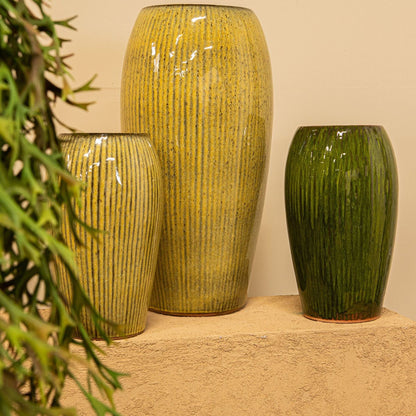 Set van 3 Tamica potten donkergroen keramiek van PTMD, de potten samen gestyled in een interieur