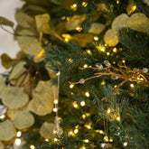 Kerstballen Geruit Glas van J-Line in een verlichte kerstboom tussen gouden takken