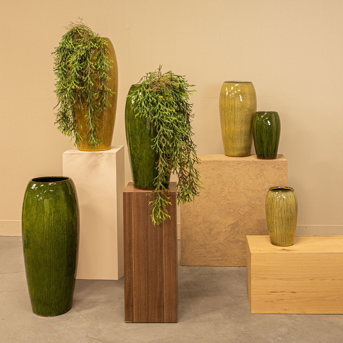 Tamica Dark Brown Ceramic Pot M van PTMD, packshot vanuit een andere hoek op witte achtergrond