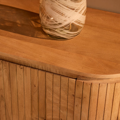 Detail van het lattenpatroon en het blad van tv meubel Solana met decoratie