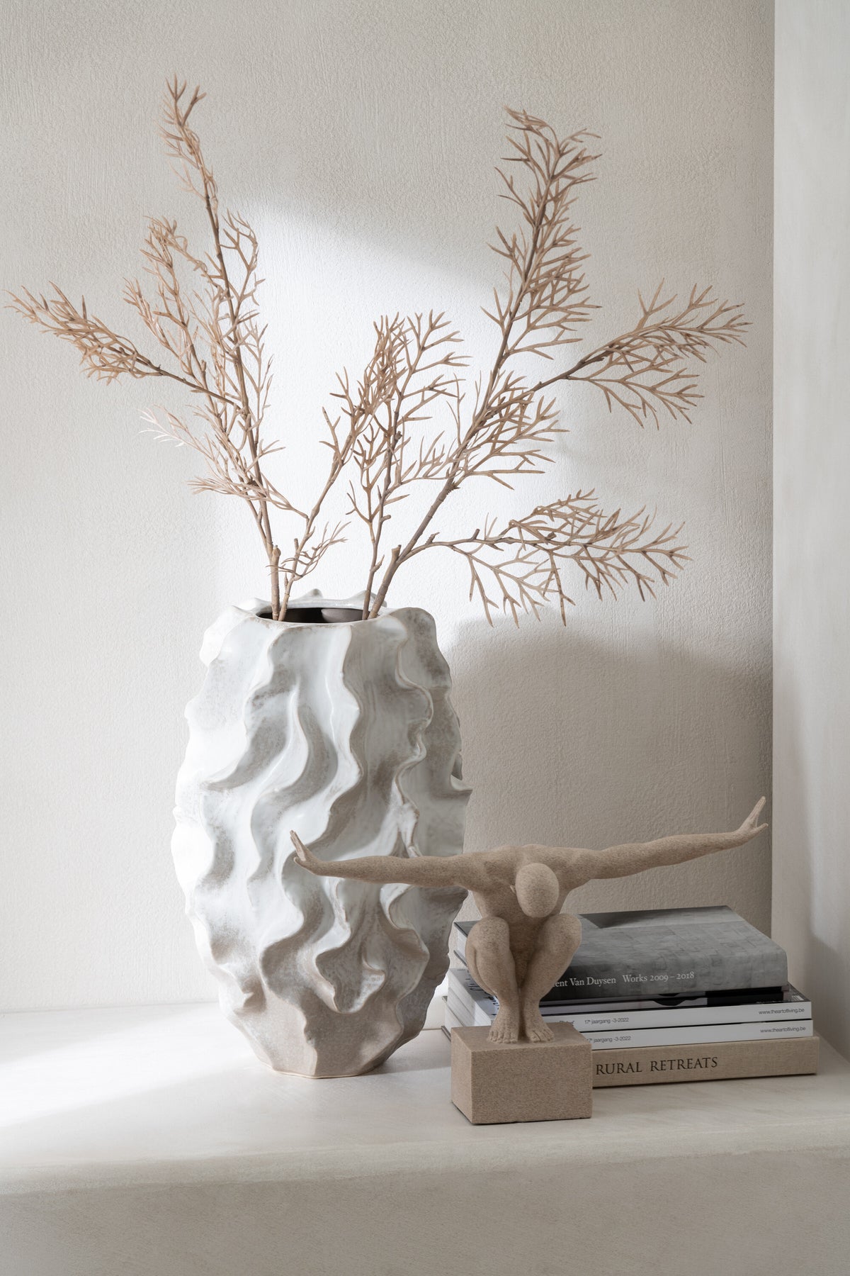 Vaas Abstract Golven Keramiek Beige Large L33cmxB33cmxH48cm - Vaas - J-Line - livinglovely.nl