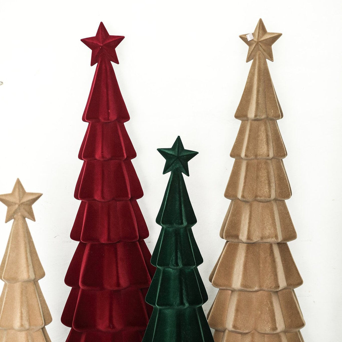 Yule Kerstboom Gelaagd Beige Small van PTMD, gelaagde kerstbomen in bordeaux, groen en beige naast elkaar