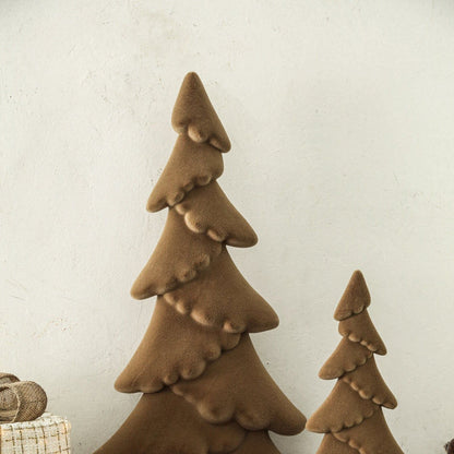 Yule Kerstboom Ovaal Beige Large van PTMD, sfeerbeeld met het beige kerstboombeeld als kerstdecoratie op een dressoir