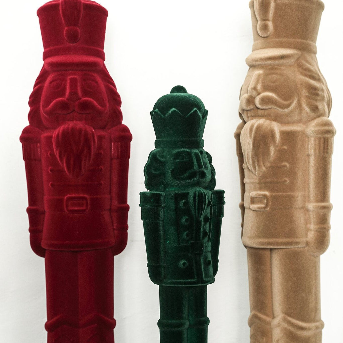 Yule Notenkraker Bordeaux Large van PTMD, fluwelen notenkrakers in bordeaux, groen en beige naast elkaar