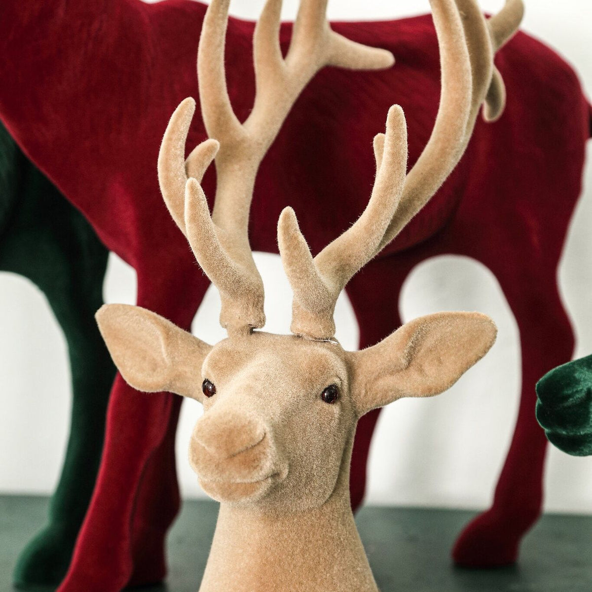 Yule Rendierkop Beige Small van PTMD, sfeerbeeld met de beige rendierkop als kerstdecoratie op een dressoir