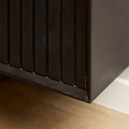 Detailopname van het verticale lattenpatroon op de zwarte deuren van het Madison meubel